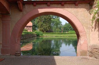 Blick durch einen Torbogen