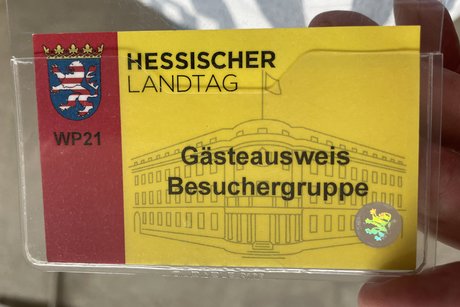 Jeder Besucher muss durch eine Einlasskontrolle und erhält einen Besucherausweis.