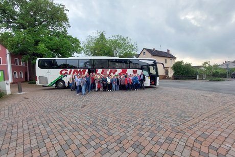 Abschlussfoto vor dem Bus