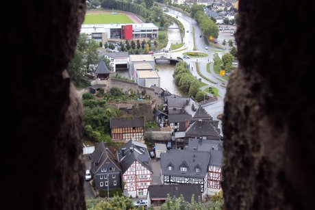 Ansicht Dillenburg vom Vom Wilhelmsturm aus aufgenommen durch eine &Ouml;ffnung im Mauerwerk.