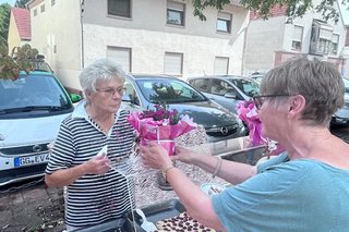 Doris Hartl überreicht ein kleines Präsent