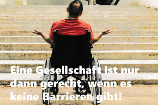 Das Bild zeigt einen Rollstuhlfahrer vor einer Treppe mit dem Text "Eine Gesellschaft ist nur dann gerecht, wenn es keine Barrieren gibt !