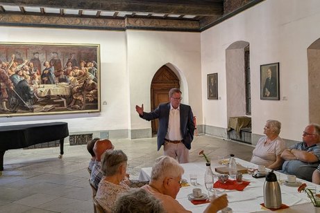 OB Dr. Johannes Bruns begr&uuml;st die G&auml;ste