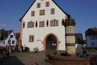 Steinau an der Straße - Rathaus mit Märchenbrunnen