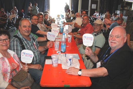 Auf dem Foto sehen Sie einen Teil unserer Gruppe im Festzelt während der Großkundgebung.
