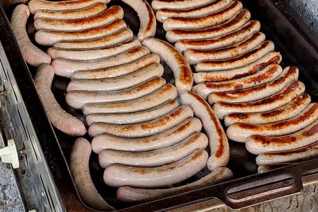 Bald sind die Würstchen fertig