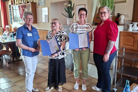 Das Bild zeigt die Vorsitzende Cornelia Wei&szlig;, die geehrten Mitglieder Heidi Kipp und Marion Faber sowie Nicole Kl&ouml;s-LeBlanc