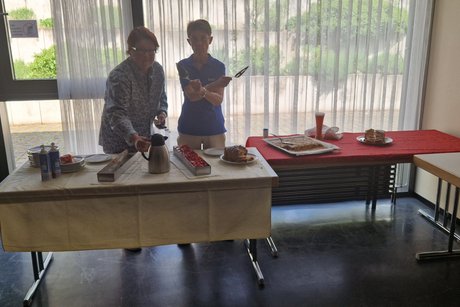 Unsere Kuchentheke kurz vor dem Ansturm
