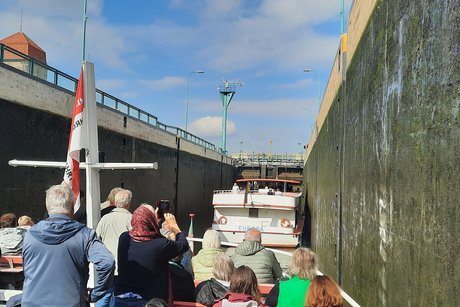Schleusengang Das Schiff liegt in der Schleuse bei Minden