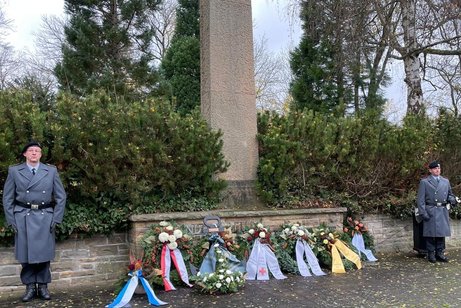 Verschiedene Organisationen legen einen Kranz anlässlich des Volkstrauertages am Ehrenfriedhof in Bad Hersfeld nieder, so auch der VdK Ortsverband Bad Hersfeld.