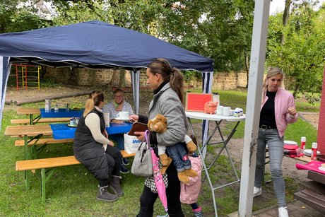 Die Kindertagesstätte bot im Außengelände Kaffee, Kuchen und sonstige Getränke an.