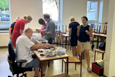 Das Bild zeigt die Lego Auffahrhilfe die von Kindern der Erich K&auml;stner Schule zusammengebaut wurde und in der Bahnstra&szlig;e 32, f&uuml;r barrierefreien Zugang der Buchhandlung litera sorgt.