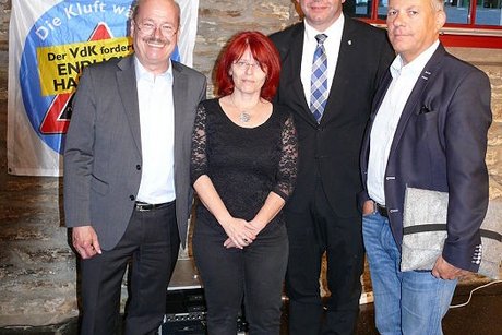im Foto von links nach rechts: VdK-Ortsverbandsvorsitzender Alfred Strauß, Katharina Fischer (Grundsatzreferentin des VdK-Landesverbandes Hessen-Thüringen e.V.), Bürgermeister Christian Herfurth, Ditmar Joest (Geschäftsführer der Kommunalen Wohnungsbauges