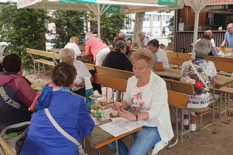 Mitglieder beim geselligen Weintreff Mitglieder beim geselligen Weintreff