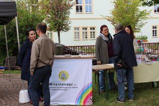 Menschen vor einem Stand