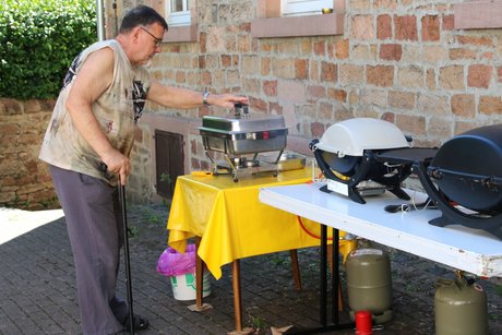 Hansi prüft die Temperatur