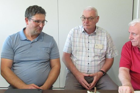Vorsitzender mit Ehrengästen