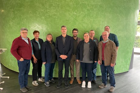 Der neue Vorstand ist von Links nach Rechts: Thomas Ellrich, Marion Jakob, Anneliese Gundlach als Kassiererin, Ron Höhn als Vorsitzender, Andreas Brethauer, Sonja Höhn als Schriftführerin, Jochen Schäfer, Helmut Brand und Holger Jeschke. Alle ohne Funktion in der Beschreibung sind als Beisitzer benannt. Auf dem Foto fehlen Kerstin Schäfer als Vertreterin der Frauen und Gerhard Heussner als Beisitzer