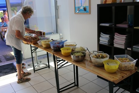 Aufbau des Salatbuffets, links Im Bild Elfriede Langschied vom Orga-Team