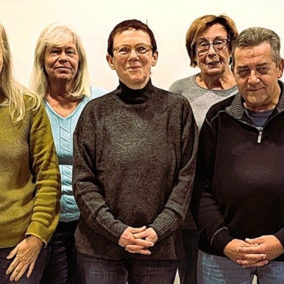 Sozialverband VdK Ortsverband Oberkaufungen/ Helsa, Vorstand ein Gruppenfoto mit 7 Personen2 Männer, 5 Frauen, Alter etwa zwischen 60 und 80 Jahren, das Bild ist etwas verfremdet und zeigt alle Personen sehr viel bunter und ein wenig gezeichneter.