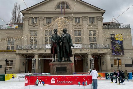 Weimarer Weihnachtsmarkt im Schatten des Schiller und Goethe-Denkmals
