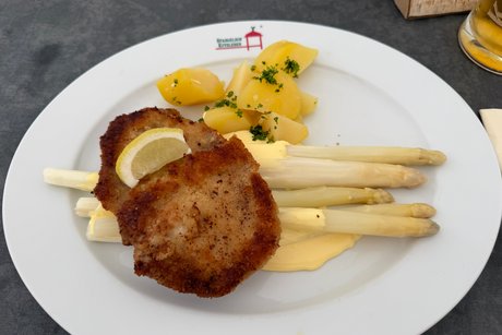 200 g Spargel mit Kartoffeln, Souce Hollandaise und SchnitzelRathaus