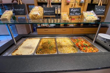 Stärkung nach der Fabrikführung mit Nudel-Buffet