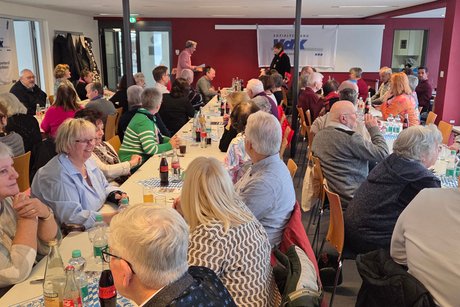 Der Veranstaltungsraum bis auf den letzten Platz gef&uuml;llt, unser Vorsitzender w&auml;hrend der Er&ouml;ffnungsrede