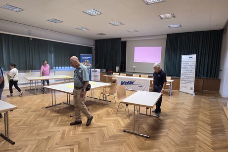 Fleissige H&auml;nde bereiten die Mitgliederversammlung vor