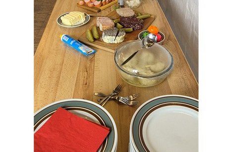 eine grosses buffet mit unterschiedlichen speisen