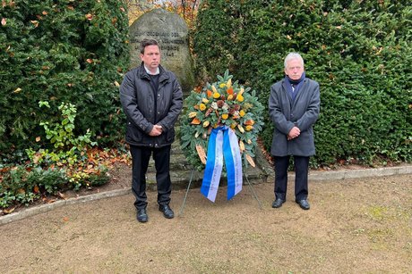 In stillem Gedenken &ndash; Kranz der Gemeinde Nauheim und OV Nauheim in ehrw&uuml;rdiger Umgebung Friedhof Nauheim