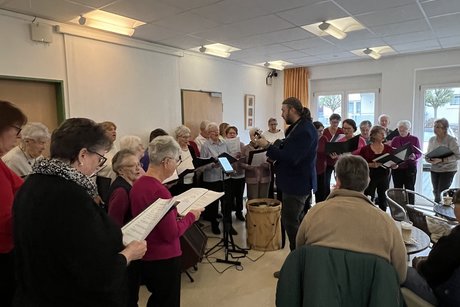 Der Seniorenchor Egelsbach beim Adventssingen unter Leitung von Michael Z&ouml;llner