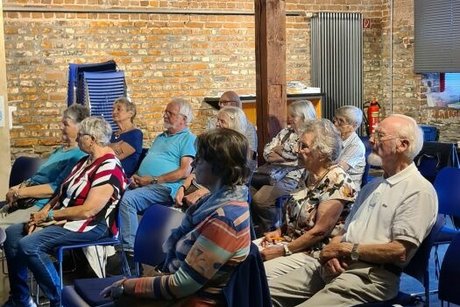 Interessierte Besucherinnen