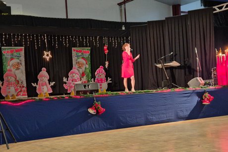 Eine Frau singt zum Publikum