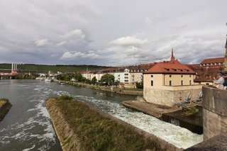 Blick von der Alten Mainbrücke auf Würzburg