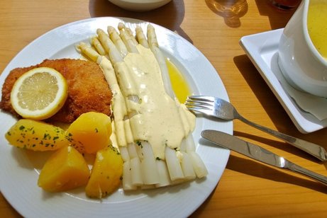 Teller mit Spargel und Beilagen