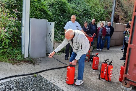 Ein Mitglied beim Feuer löschen