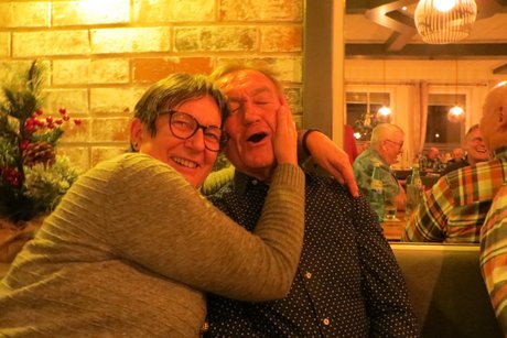 Ehemann wird liebevoll umarmt