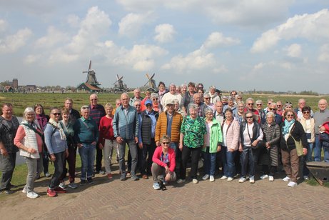 Die Reisegruppe des VdK Grebenhain vor dem Freilichtmuseum Zaanse Schans.