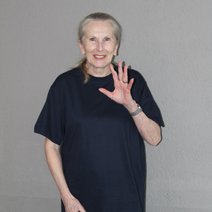 Frau Damm die winkt im Dunkel blauen VDK T-Shirt