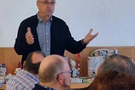 Kreisverbandsvorsitzender Horst Simon vor den Mitgliedern stehend, Kreisverbandsvorsitzender Horst Simon