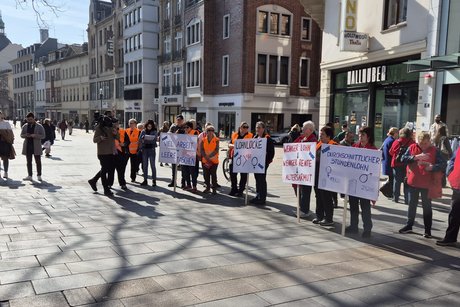 Menschenmenge mit Plakaten