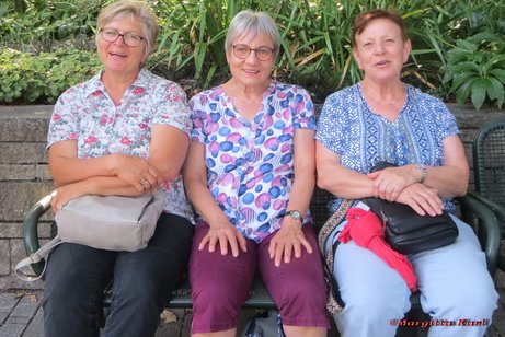 Mitglieder ruhen sich etwas auf einer Bank aus.