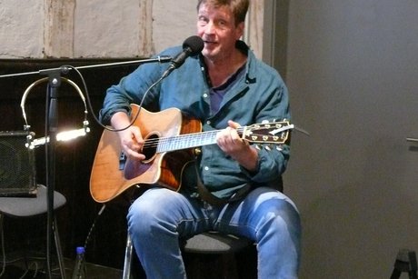 Musikalische Umrahmung Das Foto zeigt den singenden Frank Diefenbach