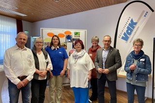 Gruppenbild - Von links nach rechts: Claus Eckerlin, Christine Pfeiffer, Leonie Langer, Inge-Lore Steinmetz, Waltraud Tschech, Bürgermeister Adnan Shaikh, Monika Kehl