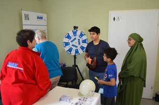 Die Vorsitzende im Gespräch mit Besuchern der Veranstaltung