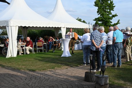 Volksliedergruppe (Blick von hinten auf Akkordeonspieler)