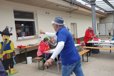 Frank Weise wirft einen Ball auf das Wurfspiel.