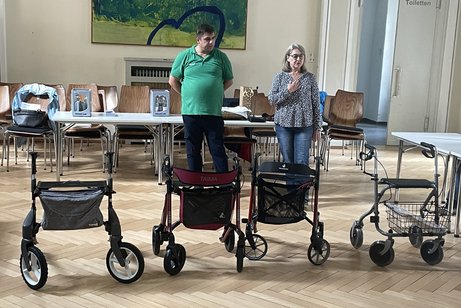 Infoveranstaltung zum Umgang mit dem Rollator Frau Bauer-Kraus vom VdK OV Michelstadt begrüßt die Teilnehmer und Teilnehmerinnen