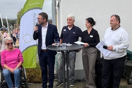 Von li.: "Lego Oma" Rita Ebel, Landrat Thorsten Stolz, Bernd Gerhold (VdK-OVs), Anja Dietrich (Kitas), VdK-Kreisvorsitzender Achim Garde